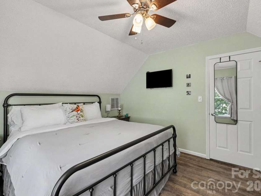 264 Lake Drive, Lexington, NC 27295.  MLS# CAR4426110, YatesRealty ID 53425. 