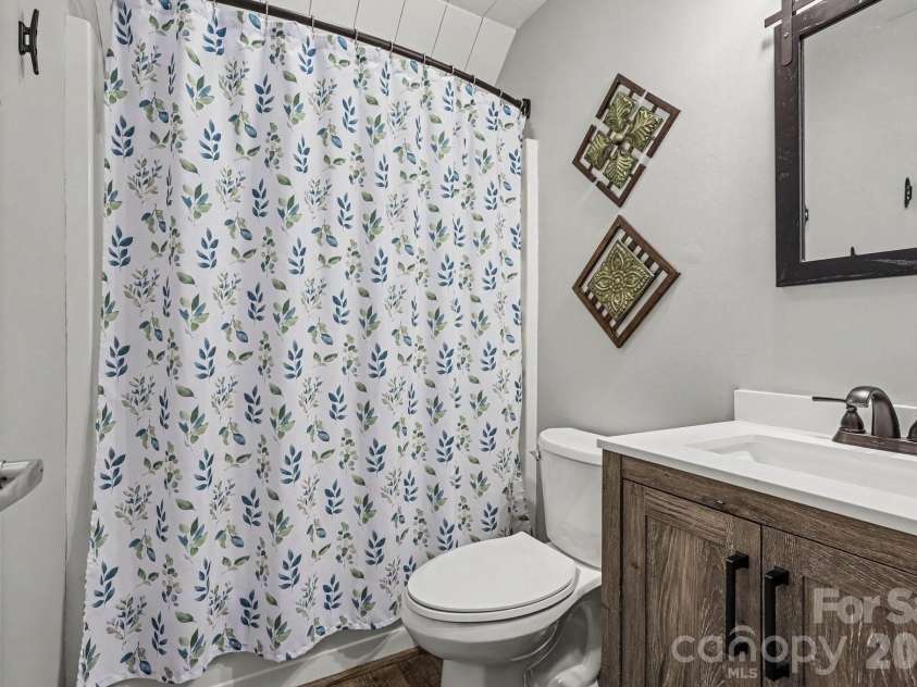 264 Lake Drive, Lexington, NC 27295.  MLS# CAR4426110, YatesRealty ID 53425. 