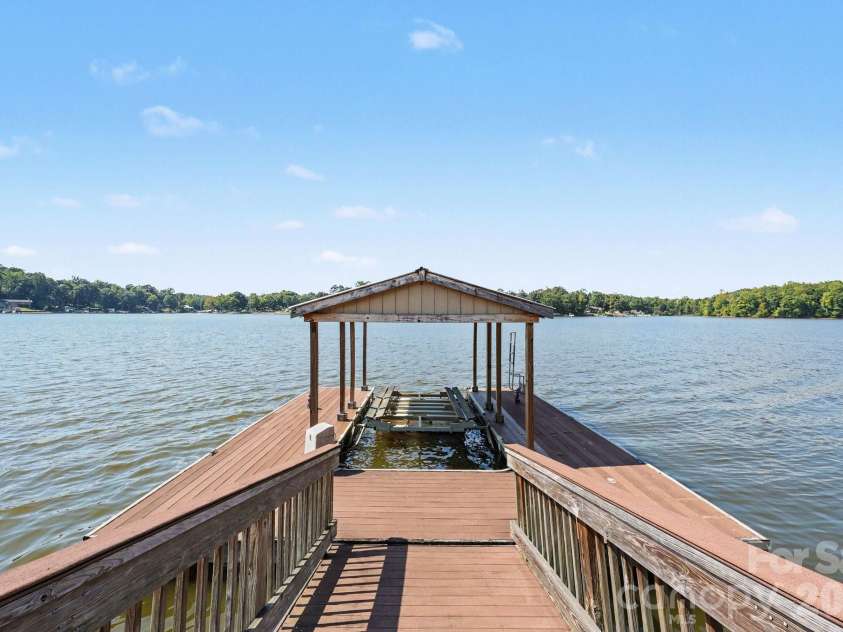 264 Lake Drive, Lexington, NC 27295.  MLS# CAR4426110, YatesRealty ID 53425. 