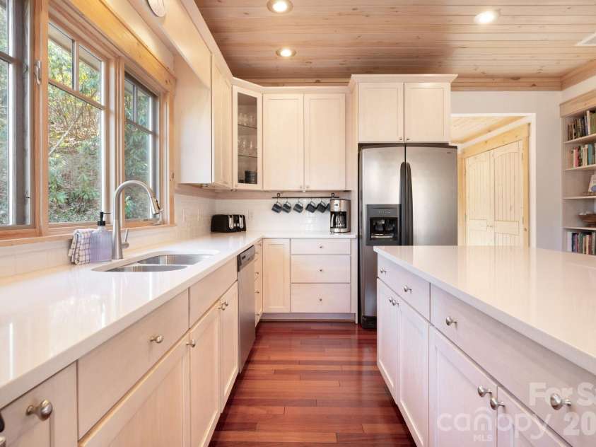 18 Wood Haven Lane, Black Mountain, NC 28711.  MLS# CAR4428632, YatesRealty ID 53432. Ideal Chef's Kitchen