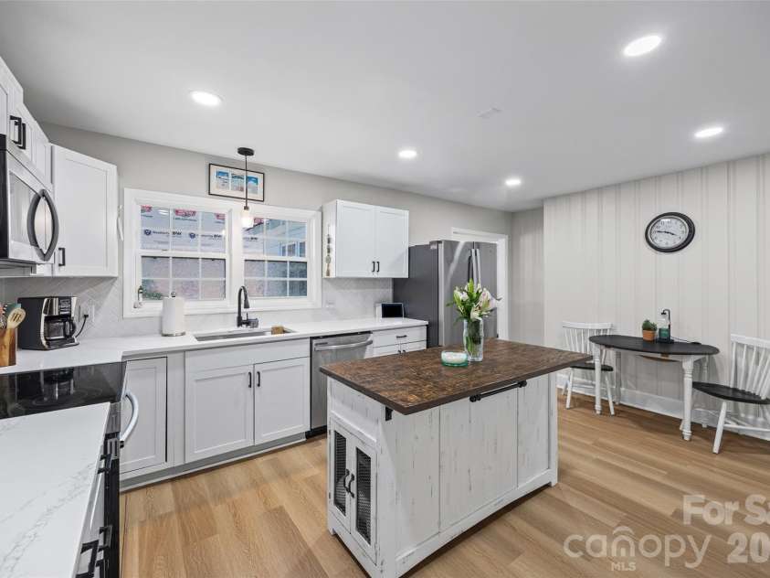 806 Cedar Street, Rock Hill, SC 29730.  MLS# CAR4425463, YatesRealty ID 53433. Large kitchen with island
