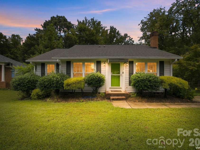8536 Woodford Bridge Drive, Charlotte, NC 28216.  MLS# CAR4429035, YatesRealty ID 53435. 