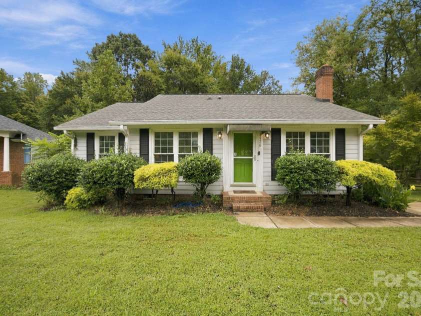 8536 Woodford Bridge Drive, Charlotte, NC 28216.  MLS# CAR4429035, YatesRealty ID 53435. 