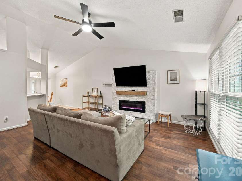 8536 Woodford Bridge Drive, Charlotte, NC 28216.  MLS# CAR4429035, YatesRealty ID 53435. 