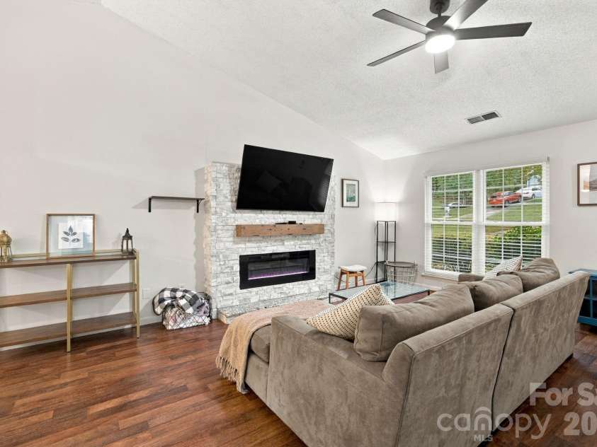8536 Woodford Bridge Drive, Charlotte, NC 28216.  MLS# CAR4429035, YatesRealty ID 53435. 