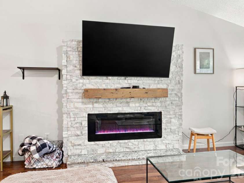 8536 Woodford Bridge Drive, Charlotte, NC 28216.  MLS# CAR4429035, YatesRealty ID 53435. 