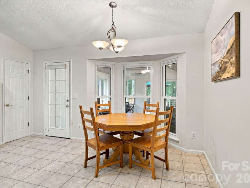 8536 Woodford Bridge Drive, Charlotte, NC 28216.  MLS# CAR4429035, YatesRealty ID 53435. 