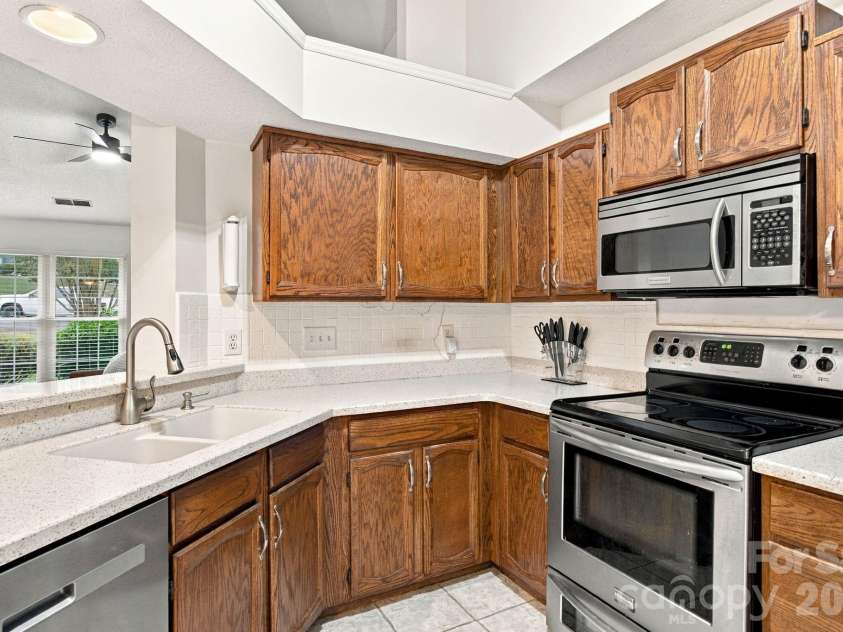 8536 Woodford Bridge Drive, Charlotte, NC 28216.  MLS# CAR4429035, YatesRealty ID 53435. 
