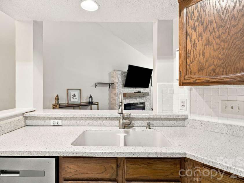 8536 Woodford Bridge Drive, Charlotte, NC 28216.  MLS# CAR4429035, YatesRealty ID 53435. 