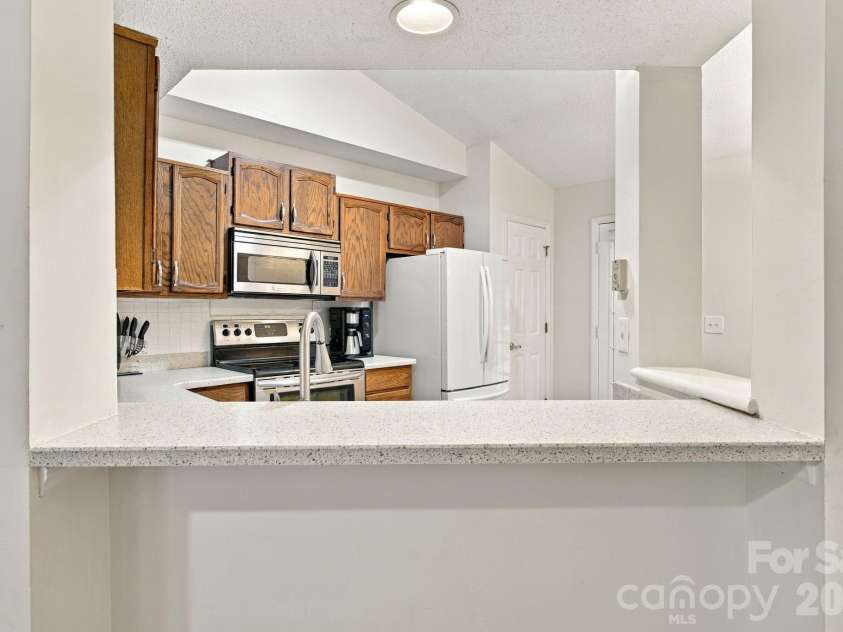 8536 Woodford Bridge Drive, Charlotte, NC 28216.  MLS# CAR4429035, YatesRealty ID 53435. 