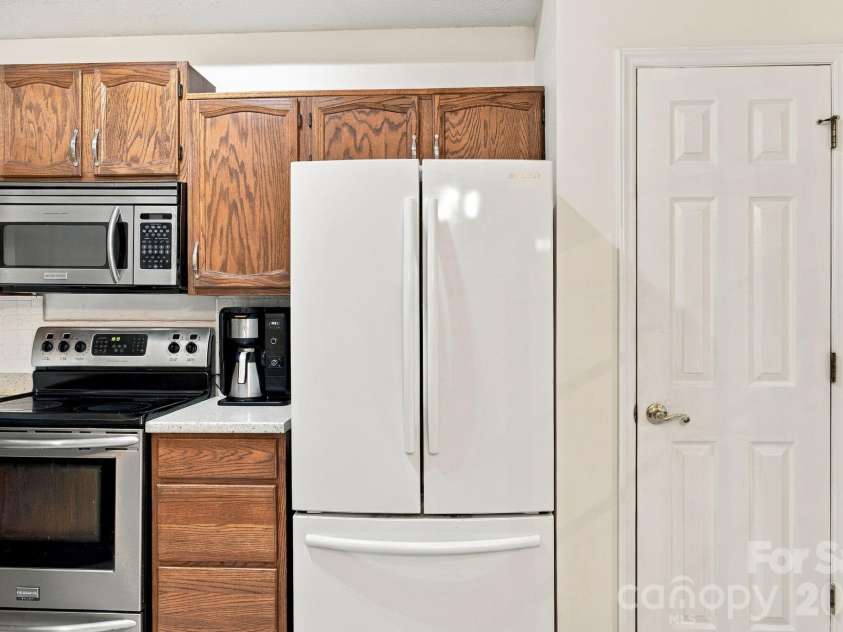 8536 Woodford Bridge Drive, Charlotte, NC 28216.  MLS# CAR4429035, YatesRealty ID 53435. 