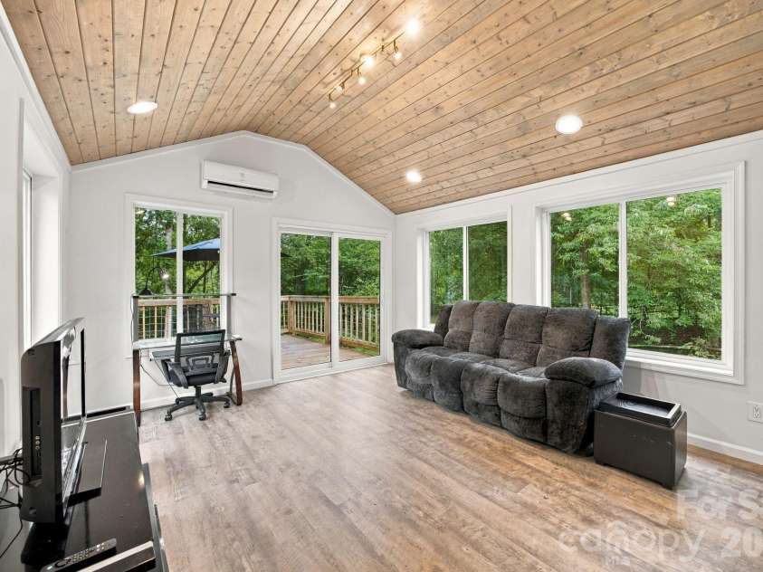 8536 Woodford Bridge Drive, Charlotte, NC 28216.  MLS# CAR4429035, YatesRealty ID 53435. 