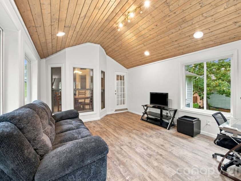 8536 Woodford Bridge Drive, Charlotte, NC 28216.  MLS# CAR4429035, YatesRealty ID 53435. 