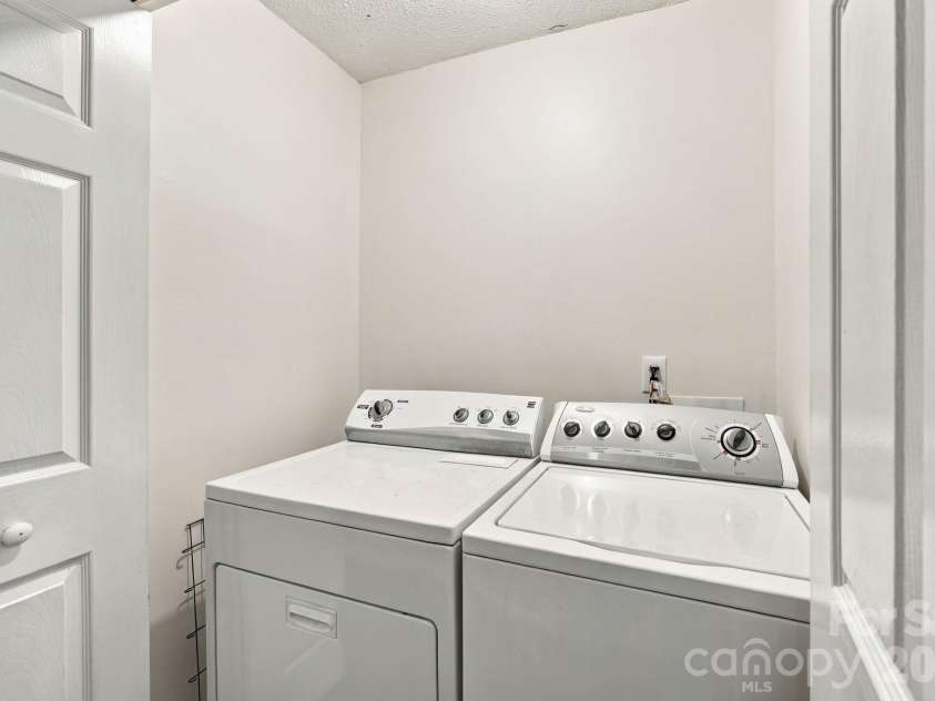 8536 Woodford Bridge Drive, Charlotte, NC 28216.  MLS# CAR4429035, YatesRealty ID 53435. 