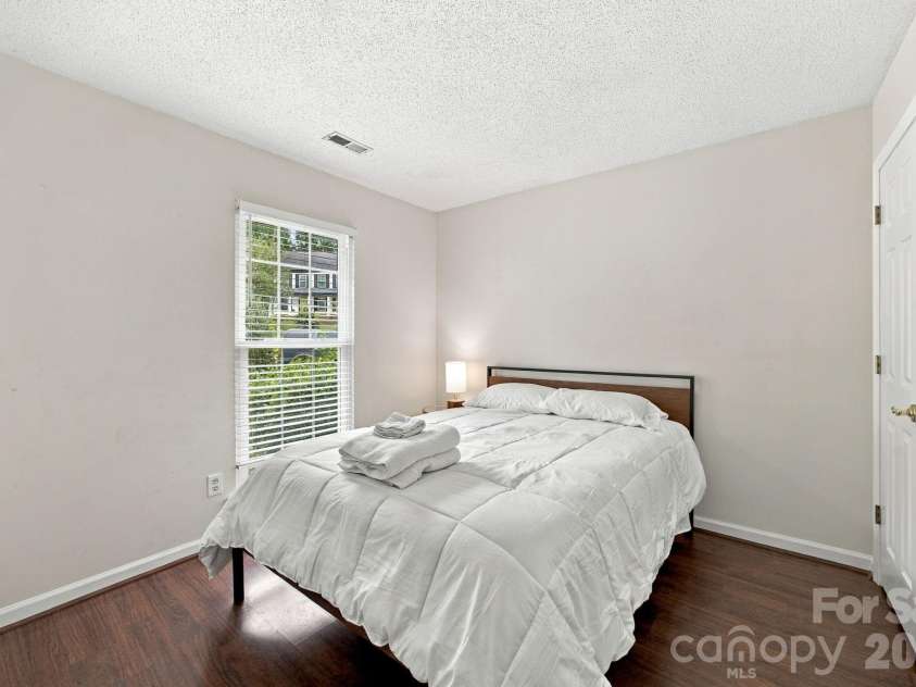 8536 Woodford Bridge Drive, Charlotte, NC 28216.  MLS# CAR4429035, YatesRealty ID 53435. 