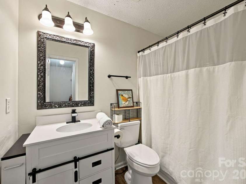 8536 Woodford Bridge Drive, Charlotte, NC 28216.  MLS# CAR4429035, YatesRealty ID 53435. 