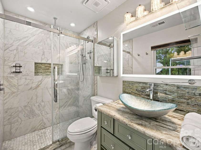 8536 Woodford Bridge Drive, Charlotte, NC 28216.  MLS# CAR4429035, YatesRealty ID 53435. 