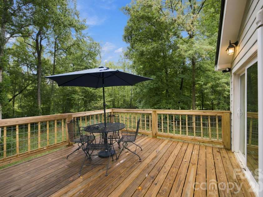 8536 Woodford Bridge Drive, Charlotte, NC 28216.  MLS# CAR4429035, YatesRealty ID 53435. 