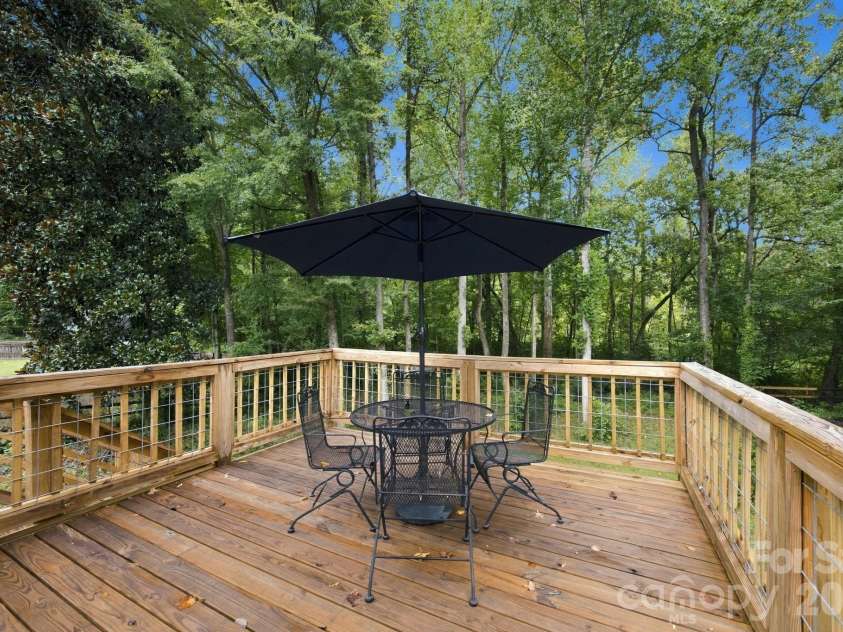8536 Woodford Bridge Drive, Charlotte, NC 28216.  MLS# CAR4429035, YatesRealty ID 53435. 