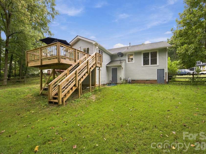 8536 Woodford Bridge Drive, Charlotte, NC 28216.  MLS# CAR4429035, YatesRealty ID 53435. 