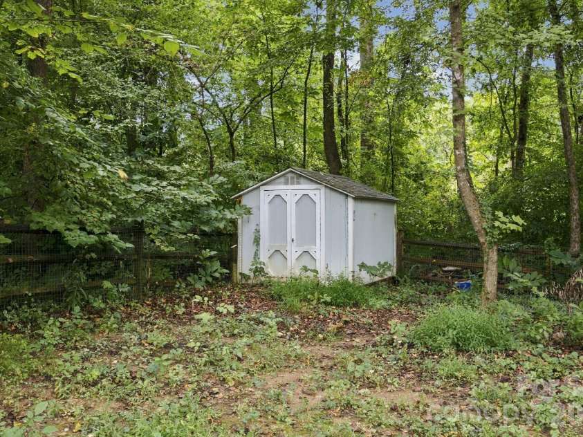 8536 Woodford Bridge Drive, Charlotte, NC 28216.  MLS# CAR4429035, YatesRealty ID 53435. 