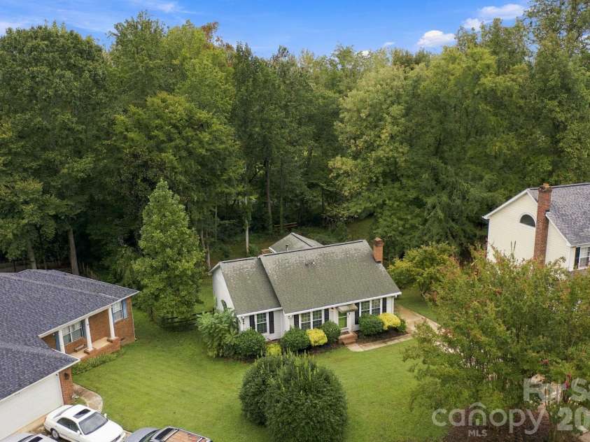 8536 Woodford Bridge Drive, Charlotte, NC 28216.  MLS# CAR4429035, YatesRealty ID 53435. 