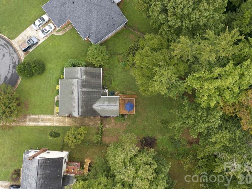 8536 Woodford Bridge Drive, Charlotte, NC 28216.  MLS# CAR4429035, YatesRealty ID 53435. 