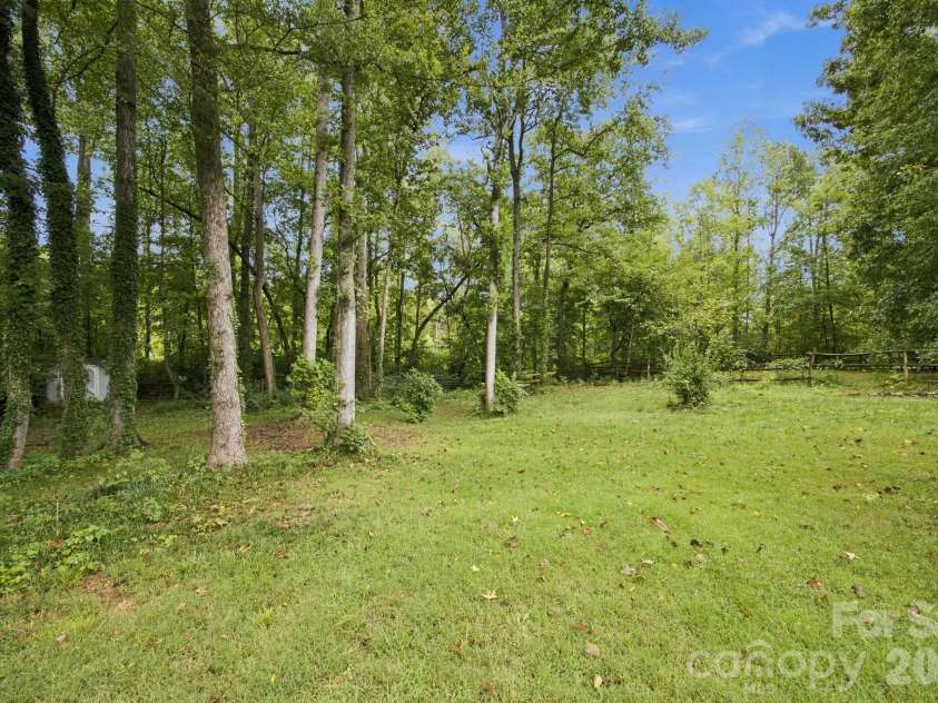 8536 Woodford Bridge Drive, Charlotte, NC 28216.  MLS# CAR4429035, YatesRealty ID 53435. 