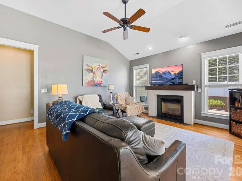 125 Water Oak Drive, Mooresville, NC 28117.  MLS# CAR4428333, YatesRealty ID 53436. 