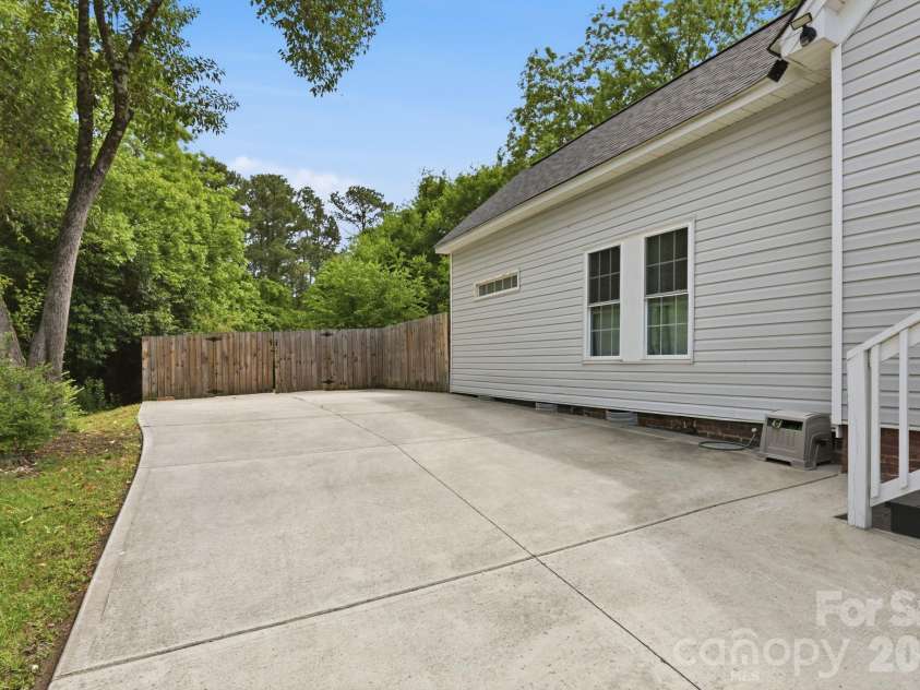 92 Meadow Avenue, Concord, NC 28025.  MLS# CAR4381064, YatesRealty ID 53443. Driveway