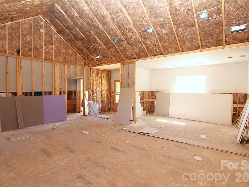40 Whiskey River Run, Hendersonville, NC 28792.  MLS# CAR4429037, YatesRealty ID 53449. 