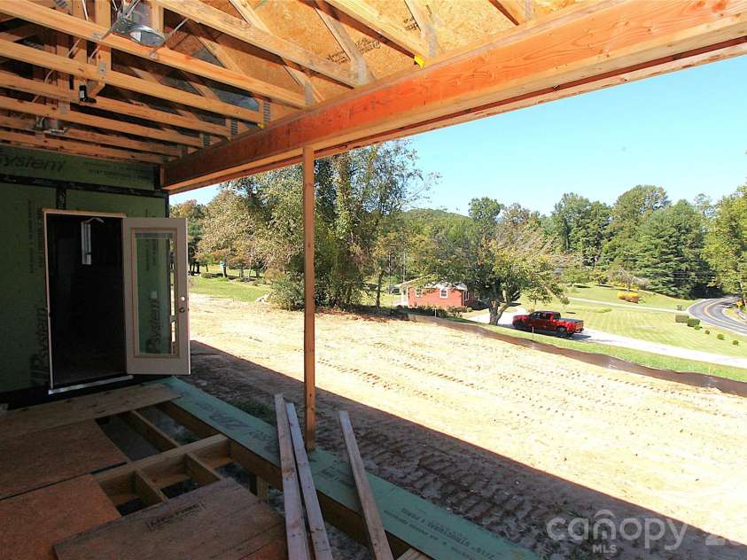 40 Whiskey River Run, Hendersonville, NC 28792.  MLS# CAR4429037, YatesRealty ID 53449. 