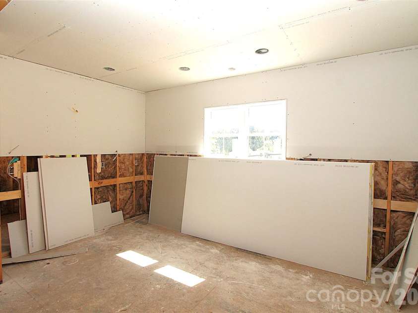 40 Whiskey River Run, Hendersonville, NC 28792.  MLS# CAR4429037, YatesRealty ID 53449. Large open kitchen