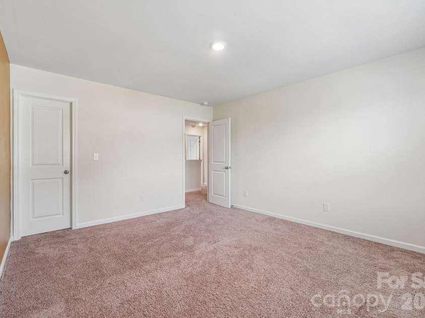 7105 Pennyroyal Way, Charlotte, NC 28216.  MLS# CAR4426419, YatesRealty ID 53454. 