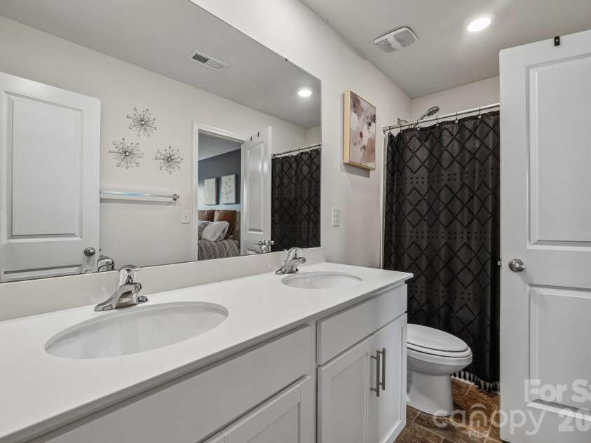 7105 Pennyroyal Way, Charlotte, NC 28216.  MLS# CAR4426419, YatesRealty ID 53454. 