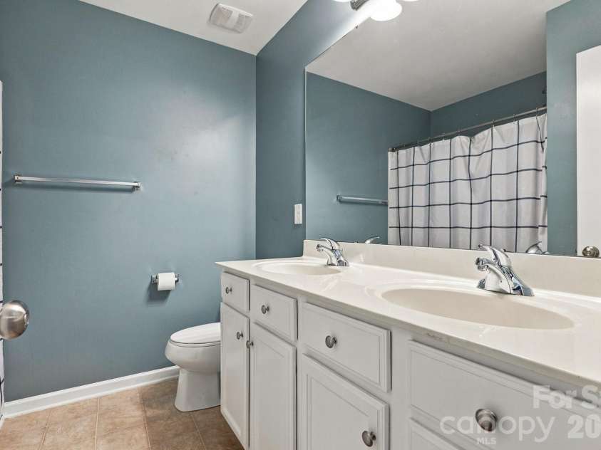 2204 Reid Pointe Avenue, Indian Land, SC 29707.  MLS# CAR4427335, YatesRealty ID 53455. Upstairs Full Bathroom