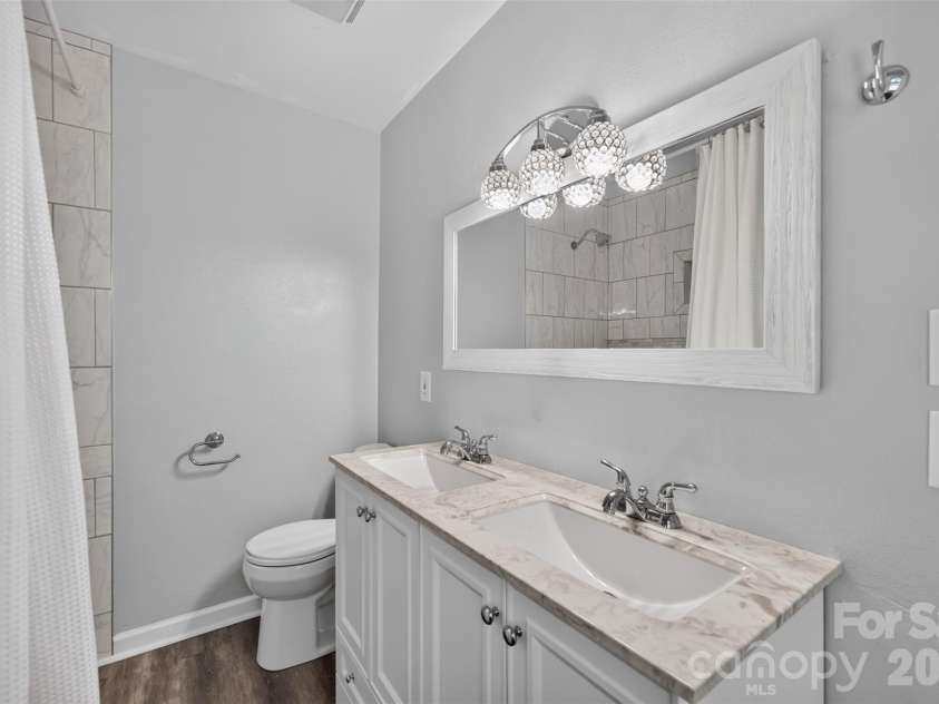 1058 13th Avenue Place, Hickory, NC 28601.  MLS# CAR4429107, YatesRealty ID 53463. Jack and Jill Bath