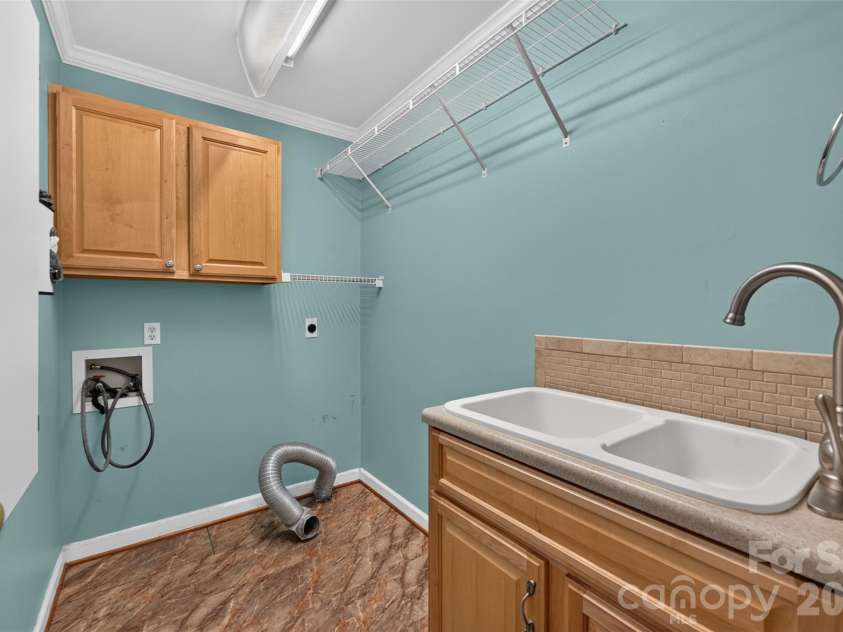 1058 13th Avenue Place, Hickory, NC 28601.  MLS# CAR4429107, YatesRealty ID 53463. Laundry Room