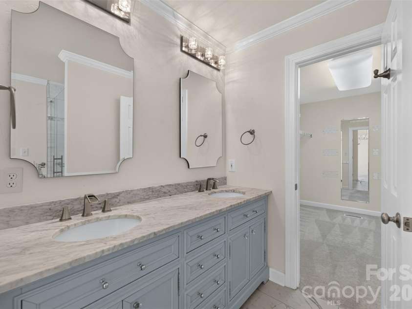 1058 13th Avenue Place, Hickory, NC 28601.  MLS# CAR4429107, YatesRealty ID 53463. Primary Bath