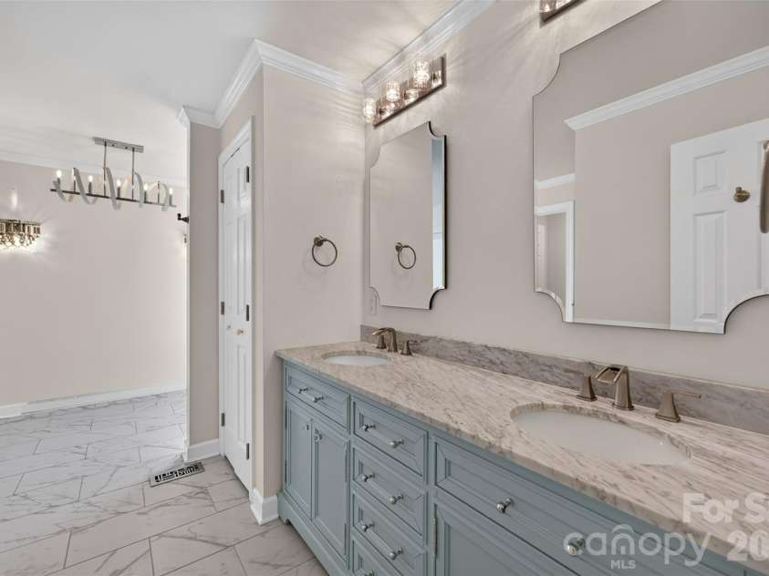 1058 13th Avenue Place, Hickory, NC 28601.  MLS# CAR4429107, YatesRealty ID 53463. Primary Bath
