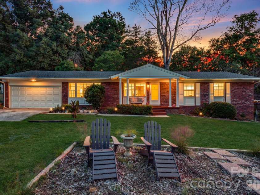 5 Maple Drive, Asheville, NC 28805.  MLS# CAR4427878, YatesRealty ID 53465. 