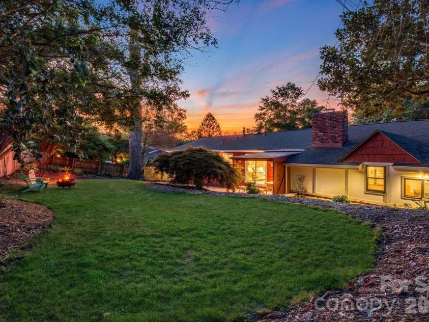 5 Maple Drive, Asheville, NC 28805.  MLS# CAR4427878, YatesRealty ID 53465. 