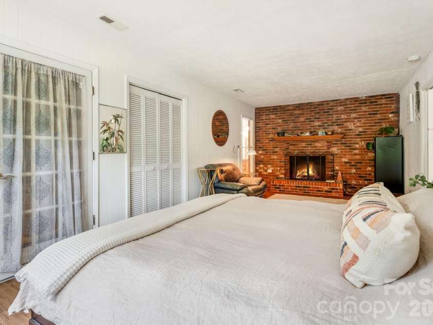 5 Maple Drive, Asheville, NC 28805.  MLS# CAR4427878, YatesRealty ID 53465. 