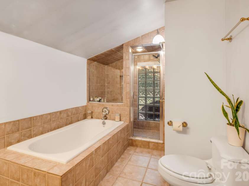 5 Maple Drive, Asheville, NC 28805.  MLS# CAR4427878, YatesRealty ID 53465. 