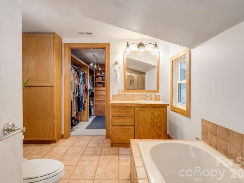 5 Maple Drive, Asheville, NC 28805.  MLS# CAR4427878, YatesRealty ID 53465. 
