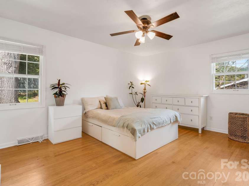5 Maple Drive, Asheville, NC 28805.  MLS# CAR4427878, YatesRealty ID 53465. 