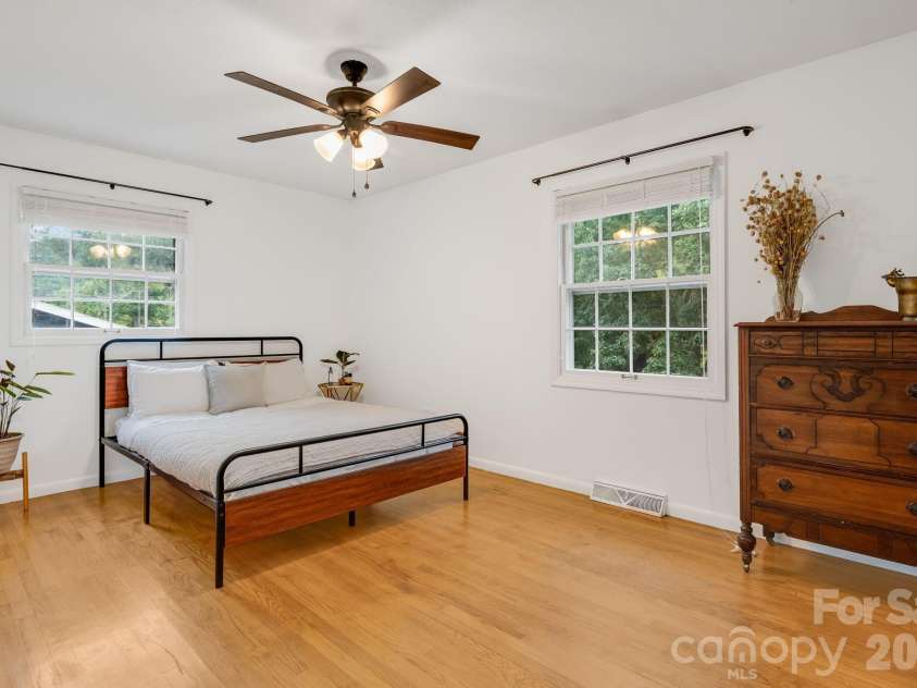 5 Maple Drive, Asheville, NC 28805.  MLS# CAR4427878, YatesRealty ID 53465. 