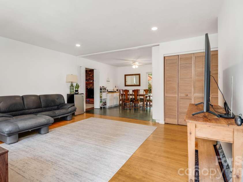 5 Maple Drive, Asheville, NC 28805.  MLS# CAR4427878, YatesRealty ID 53465. 