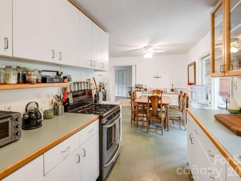 5 Maple Drive, Asheville, NC 28805.  MLS# CAR4427878, YatesRealty ID 53465. 