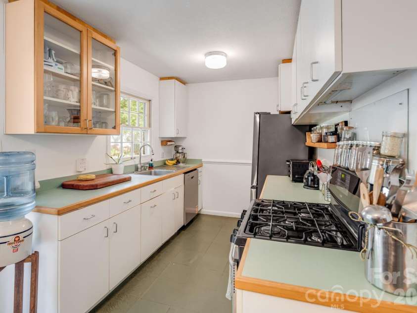 5 Maple Drive, Asheville, NC 28805.  MLS# CAR4427878, YatesRealty ID 53465. 